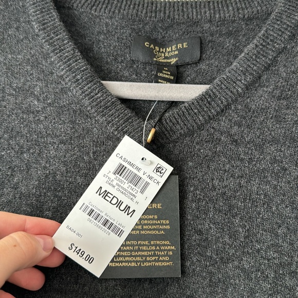 NWT Club Room Cashmere V-neck Sweater - Size M - Picture 4 of 6